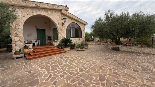 Villa Di 3 Vani e Acc. In Buono Stato, Rivestita In Pietra e Recintata.